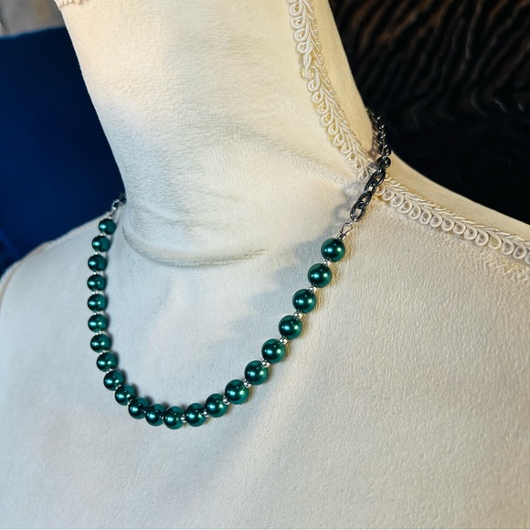 Handcrafted chrome chain peacock blue pearl necklace - Picture 3 of 7